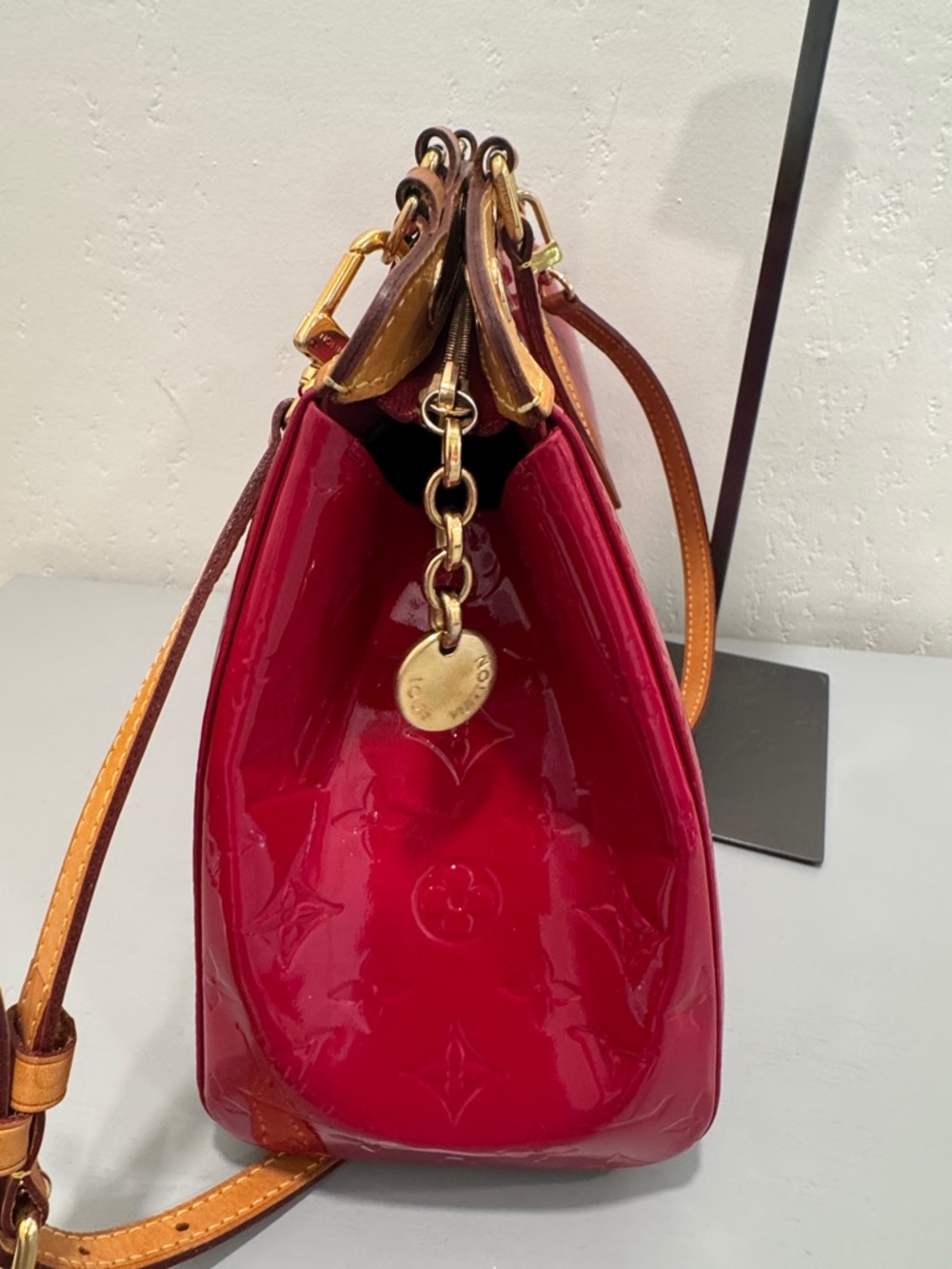 Louis Vuitton patent Vernis Brea bag - Picture 4 of 10